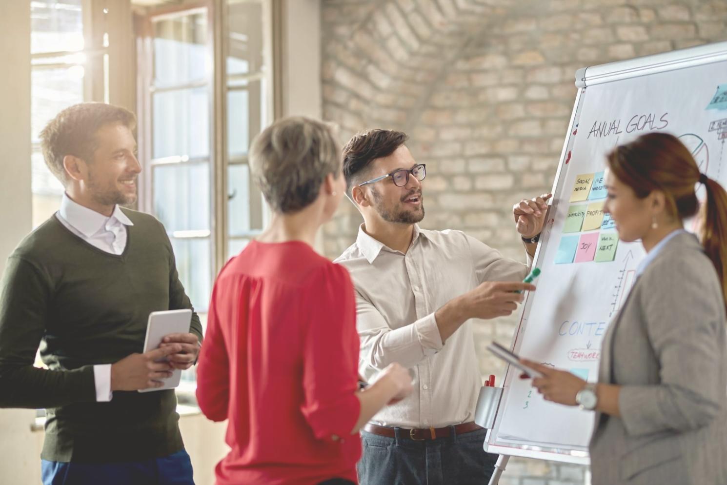 Interactive learning environment with finance professionals collaborating on liquidity analysis